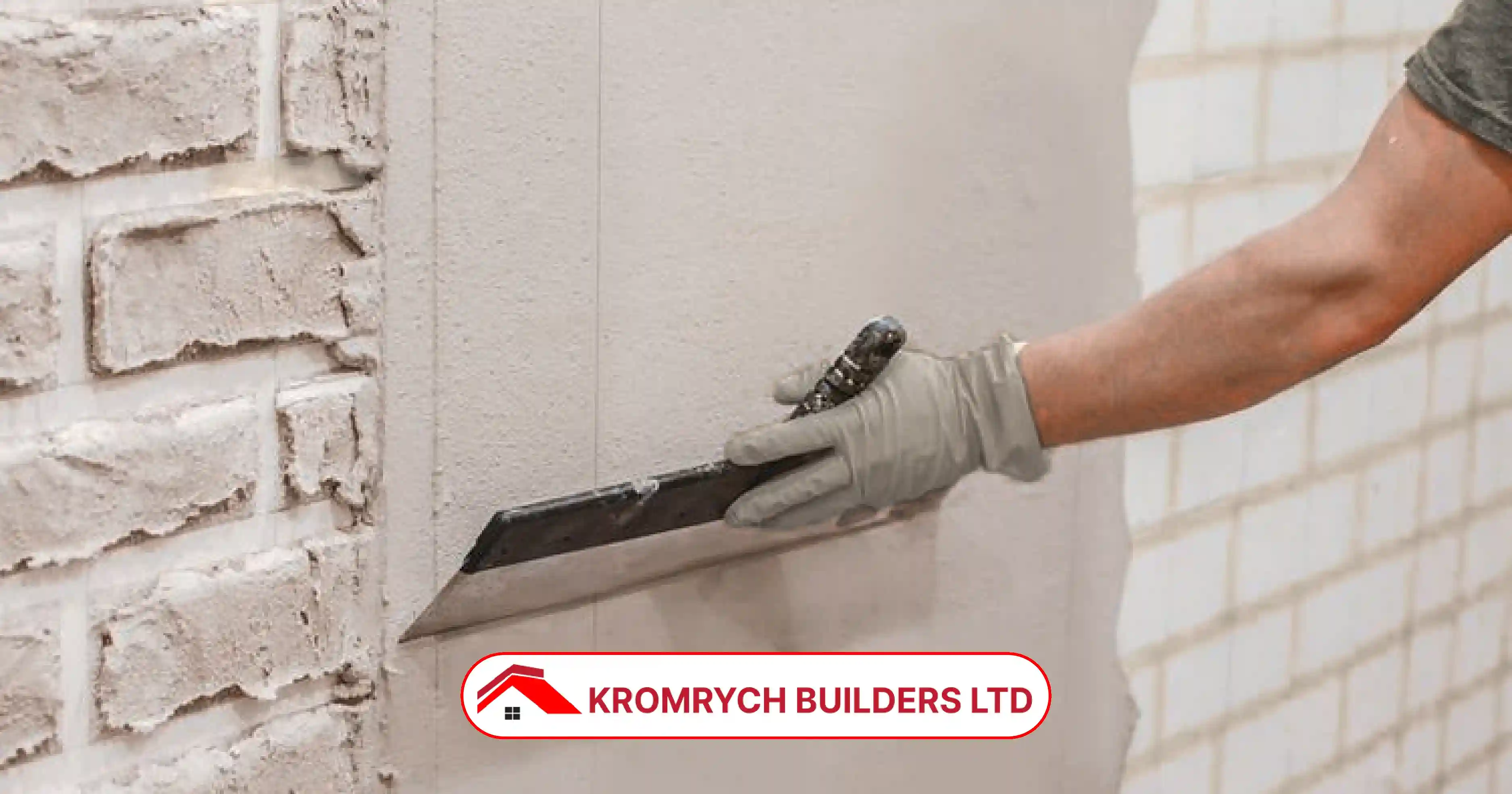 Expert applying smooth cement render on a brick wall – discover the key differences between cement render and plaster walls for stunning indoor and outdoor finishes